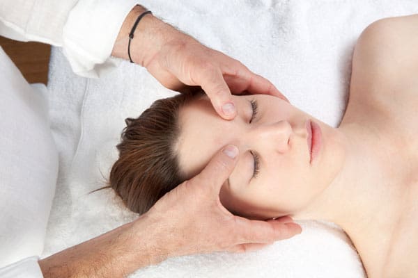 Die richtige Massage um Kopfschmerzen zu lindern. Massage Kopfschmerzen lindern
